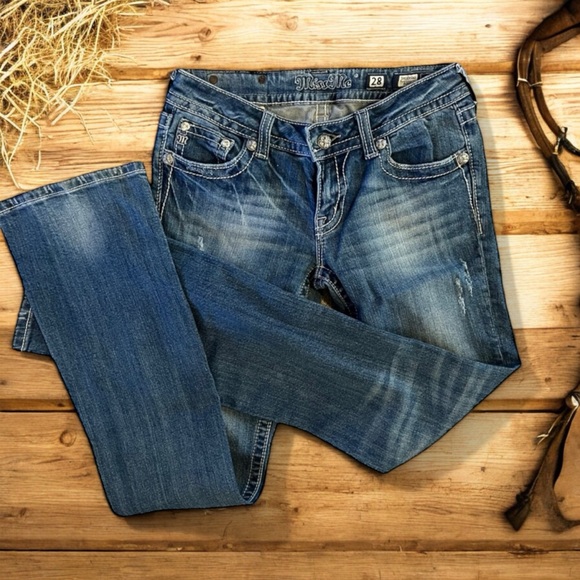 Miss me bootcut Size 28 floral fleur de lis design on back pockets. Beautiful - Picture 9 of 17